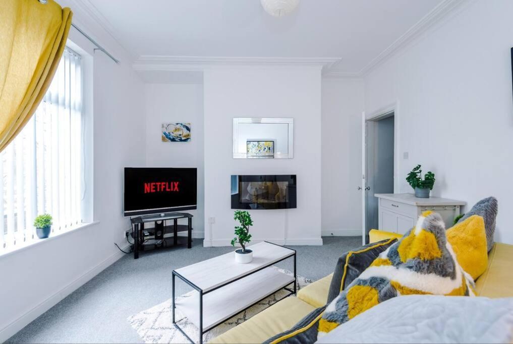 Long Term Offers Message For Prices Sleeps 6 Adults, Contractors, Relocators, Travellers Villa Халифакс Екстериор снимка