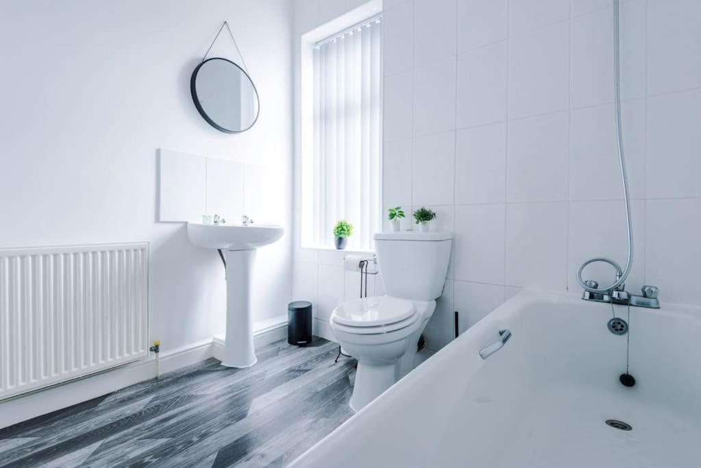 Long Term Offers Message For Prices Sleeps 6 Adults, Contractors, Relocators, Travellers Villa Халифакс Екстериор снимка