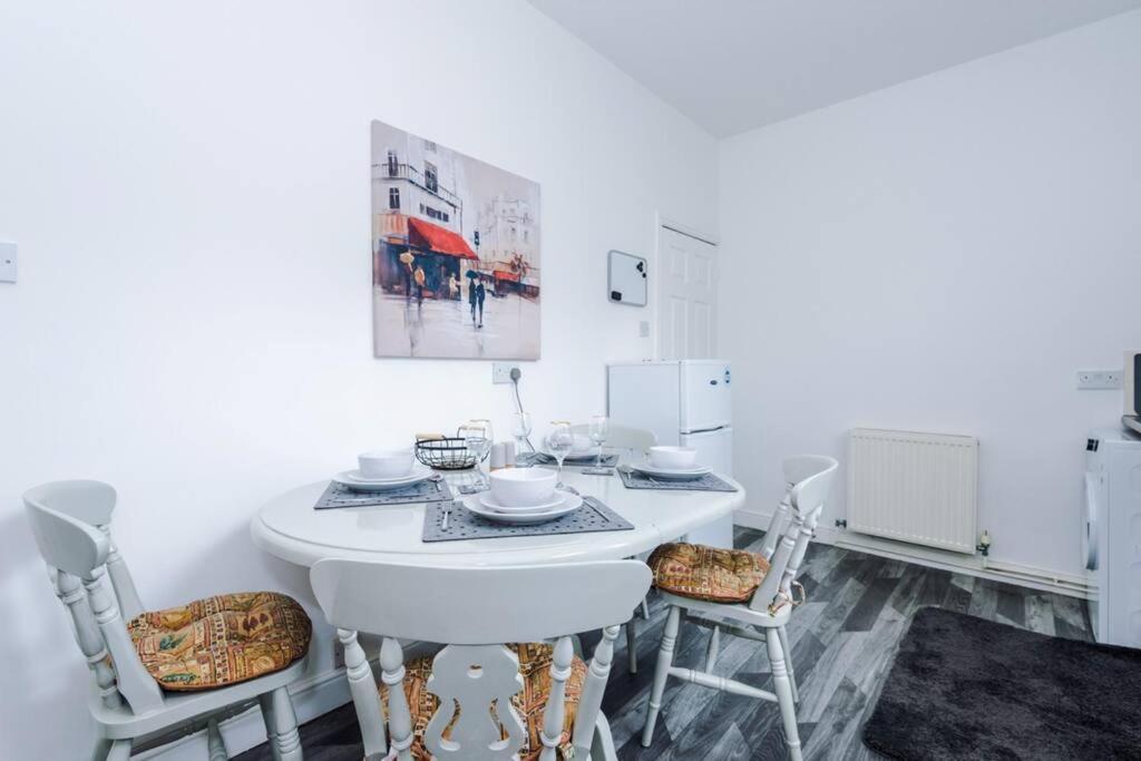 Long Term Offers Message For Prices Sleeps 6 Adults, Contractors, Relocators, Travellers Villa Халифакс Екстериор снимка