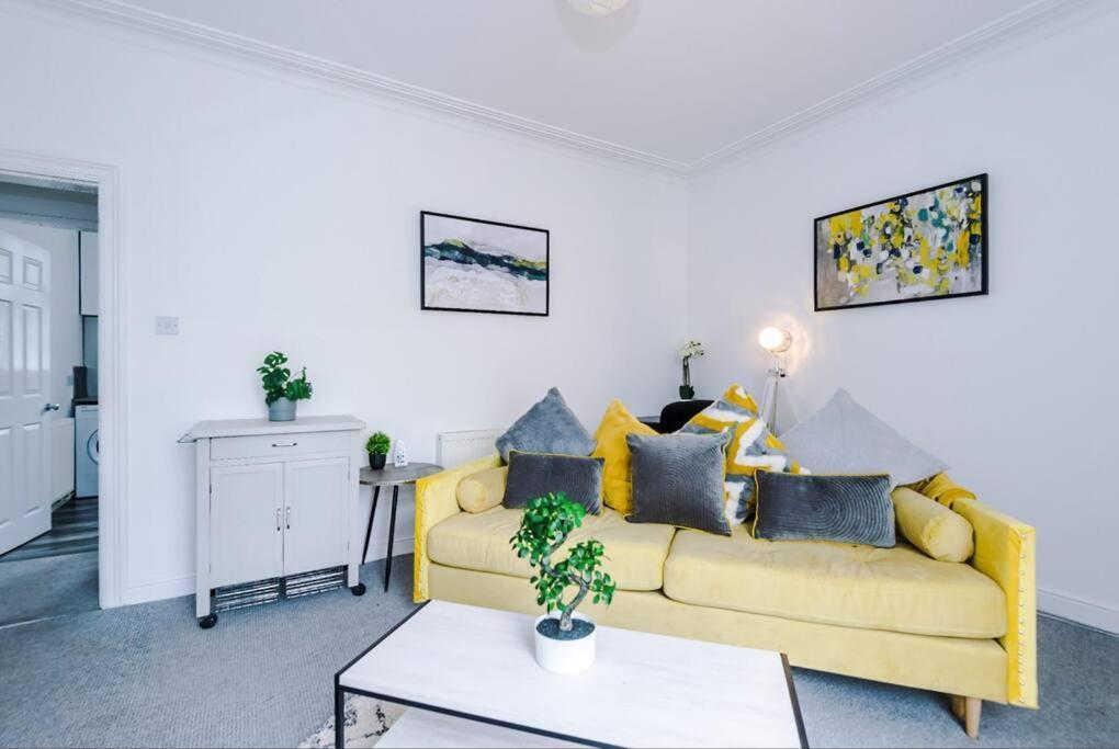 Long Term Offers Message For Prices Sleeps 6 Adults, Contractors, Relocators, Travellers Villa Халифакс Екстериор снимка